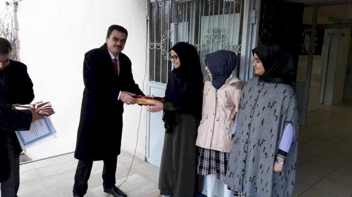 Hatay Dörtyol Nene Hatun Kız İmam Hatip Ortaokulundaki ödül törenine Dörtyol SGM Müdürü Murat Dönmez katılımı